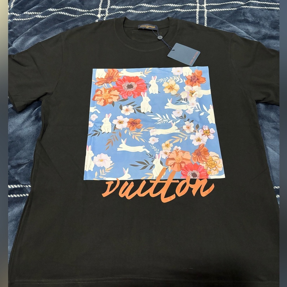 BNWT men’s LV tshirt